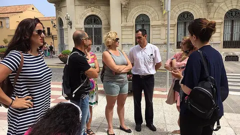 Hern&aacute;ndez charla con empleados de Arasti Barca