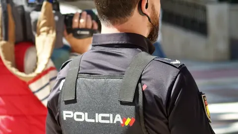 Un polic&iacute;a, de espaldas