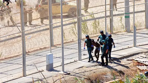 La Guardia Civil, en suelo espa&ntilde;ol, expulsa a un inmigrante tras permanecer durante horas en la valla el pasado mes de septiembre en Finca Berrocal