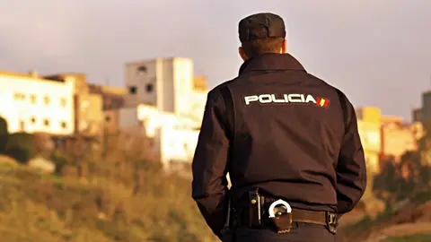 policia espalda principe