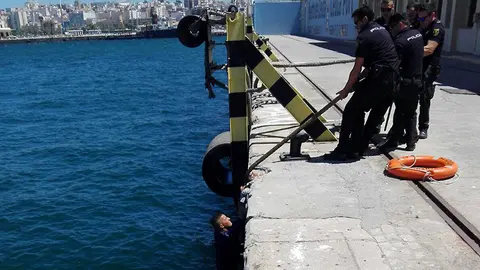 Inmigrante rescatado cuando intentaba alcanzar a nado al ferry