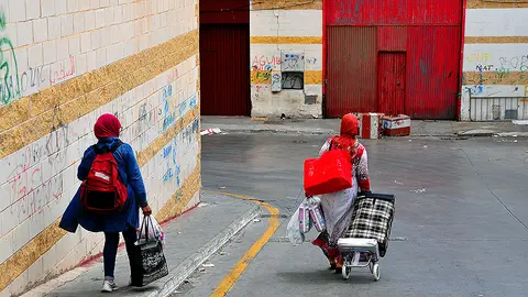 Dos mujeres en los pol&iacute;gonos del Tarajal