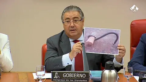 Juan Ignacio Zoido, ministro de Interior, muestra uno de los ganchos presuntamente usados por los migrantes para trepar po rla valla
