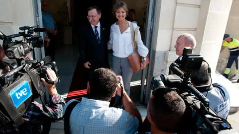 Isabel Garc&iacute;a Tejerina y Juan Vivas en la Puerta Noble del Ayuntamiento-1