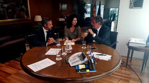 Emilio Carreira y Juan Bravo durante su reuni&oacute;n con Matilde Asi&aacute;n