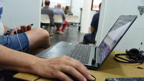 Un joven, utilizando un ordenador port&aacute;til