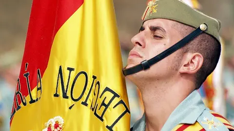 Un legionario, portando la bandera del Tercio Duque de Alba