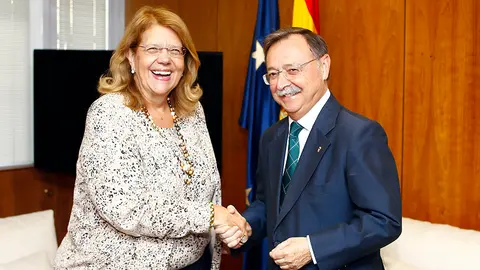 El presidente de la Ciudad, Juan Vivas, con la presidenta de TRAGSA, Elvira Rodr&iacute;guez