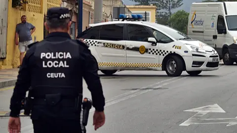 policia local espalda coche