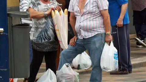 hombre compra