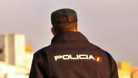 Un agente de la Polic&iacute;a Nacional, de espaldas