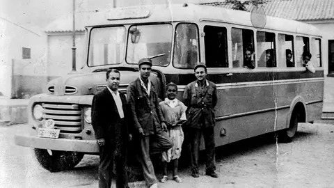 Imagen hist&oacute;rica de los primeros autobuses de Had&uacute;-Almadraba