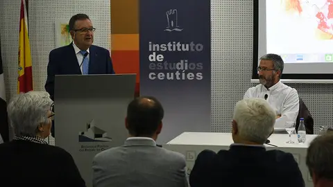 Jos&eacute; Luis Campos y Carlos P&eacute;rez Mar&iacute;n, en la presentaci&oacute;n del coloquio de las Jornadas de Econom&iacute;a del IEC