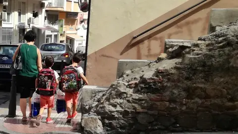 madre ni&ntilde;os alumnos mochilas