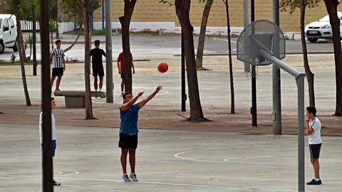 jovenes deporte baloncesto