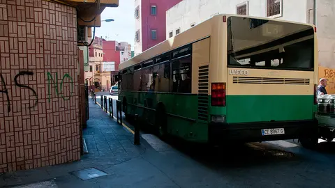 Un autob&uacute;s cruza la Barriada Pr&iacute;ncipe Alfonso