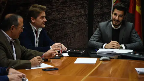 Bhagwan Dhanwani, presidente de la CECE, Karim Bulaix, presidente de la C&aacute;mara de Comercio y el consejero de Fomento, N&eacute;stor Garc&iacute;a