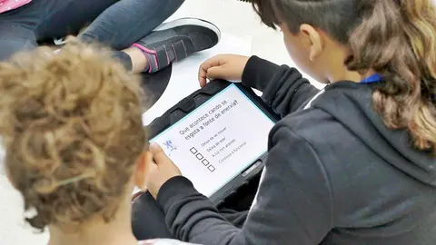 ni&ntilde;a alumna tableta educaci&oacute;n recurso