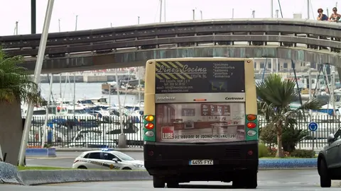 Un autob&uacute;s urbano, a su paso por la plaza de la Constituci&oacute;n
