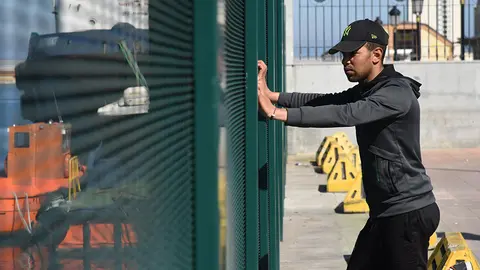 inmigrante argelino puerto valla