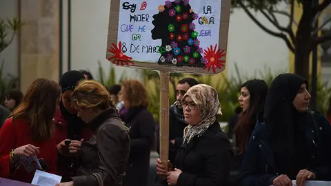 Manifestaci&oacute;n feminista mujer 8 marzo hiyab