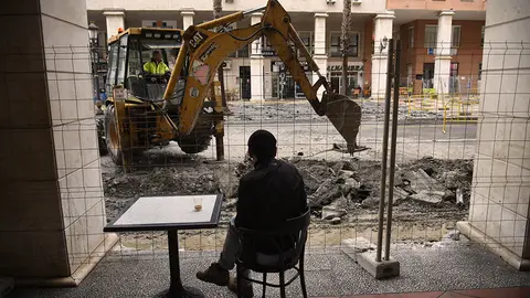 Hombre terraza cafeteria gran via obras p