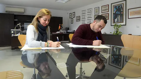La consejera de Sanidad, Servicios Sociales, Menores e Igualdad, Adela Nieto y el representante de Septem Solidaria