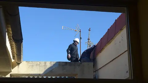 Operarios en el techo del Ortega y Gasset