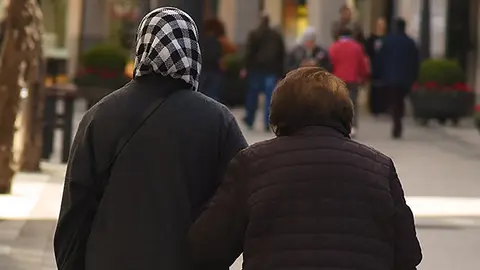Mujeres pensionistas hiyab cuidadora mayores