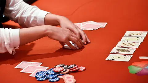 Un crupier, barajando cartas