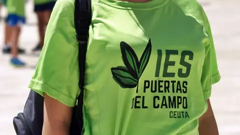 Una persona con la camiseta del IES Puertas del Campo.