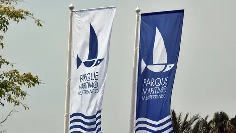 Dos banderas con el logo del Parque Mar&iacute;timo del Mediterr&aacute;neo