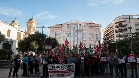 Trabajadores de Correos protestan por los recortes ante Delegaci&oacute;n de Gobierno