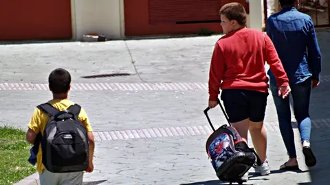alumnos estudiantes mochilas
