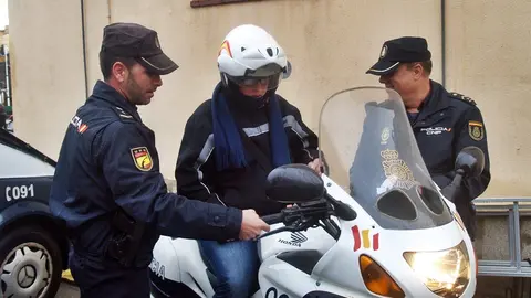 policia nacional moto ni&ntilde;o