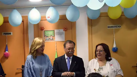 Adela Nieto, Juan Vivas y Sire, en la sede de ADEN