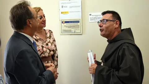 El hermano franciscano Carlos Dom&iacute;nguez charla con el presidente Vivas y la consejera Adela Nieto