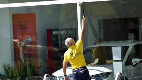 trabajador limpieza trinitas