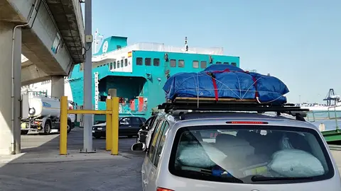 Un barco en el puerto de Ceuta.