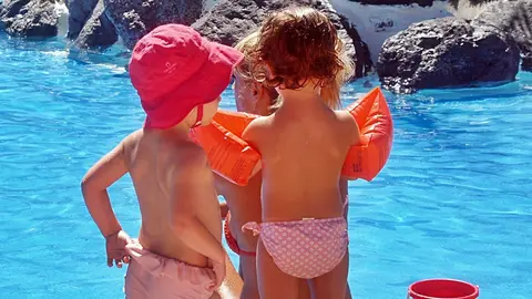 ni&ntilde;os piscina parque