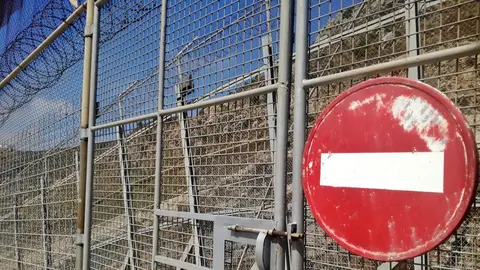 valla per&iacute;metro frontera letrero prohibido