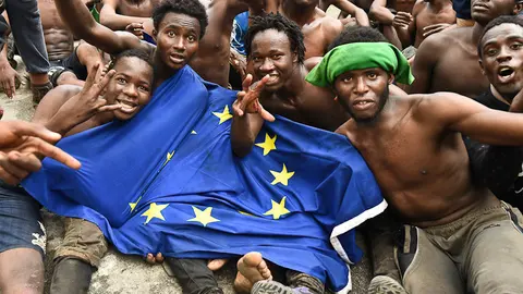 Un grupo de migrantes subsaharianos en la puerta del CETI-1
