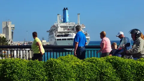 crucero puerto gente