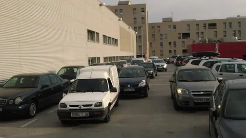 Coches patera bloquean Urgencias