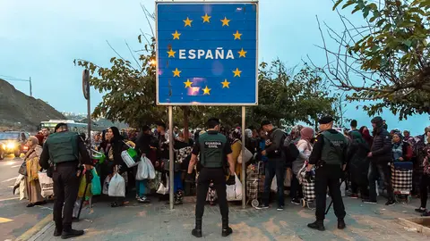 La Guardia Civil controla a un grupo de porteadoras en la frontera del Tarajal-1