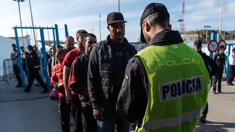 Frontera Tarajal control pasaportes Polic&iacute;a Nacional-1