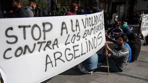 Protesta de cerca de un centenar de inmigrantes argelinos