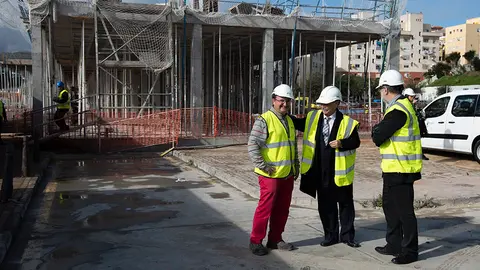 El presidente de la Ciudad, Juan Vivas, y el presidente de Tragsa, Jes&uacute;s Casas, saludan a un trabajador de la obra del D&iacute;az Flor