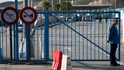 Un polic&iacute;a de fronteras marroqui en el paso fronterizo del Tarajal