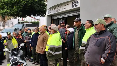 Numerosos trabajadores de las Brigadas Verdes, durante una movilizaci&oacute;n